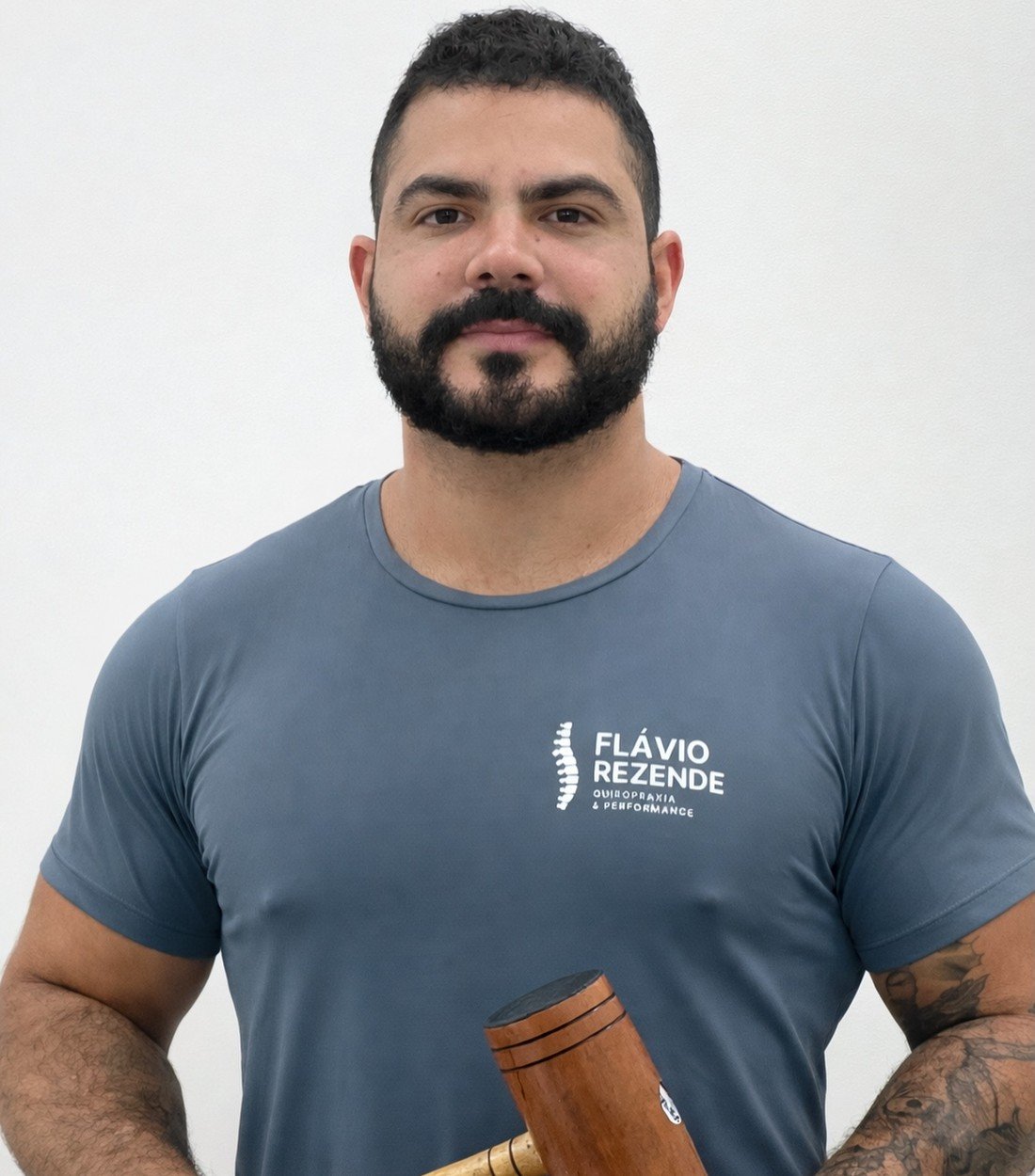 Flávio Rezende no consultório com um paciente